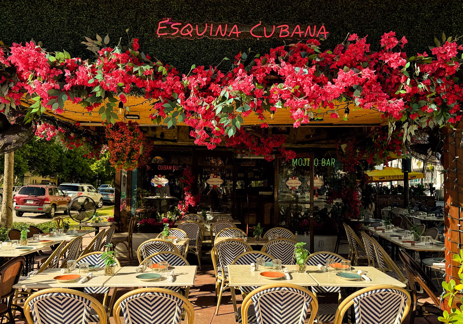 Esquina Cubana, flowered entrance